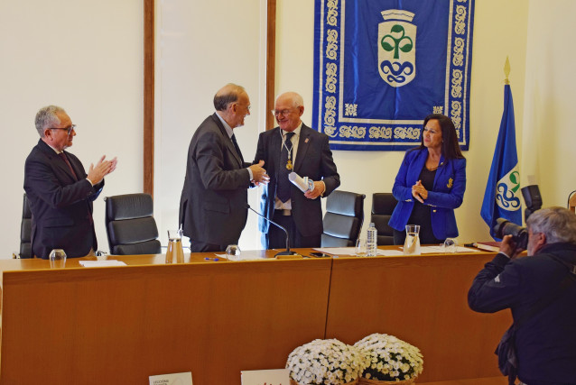 El rector de la Universidad de Vigo, Manuel Reigosa, entrega la Medalla de Oro de la institución académica a la editorial Galaxia, en la figura de su presidente, Antón Vidal.