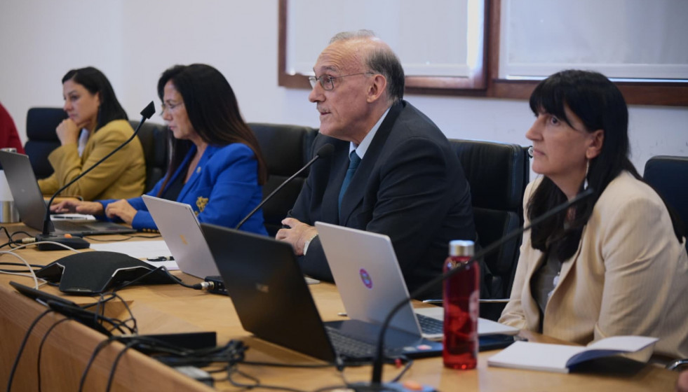 Sesión extraordinaria del Consello de Goberno de la UVigo para posicionarse sobre la implantación del grado de Medicina, celebrado el 17 de octubre de 2025.