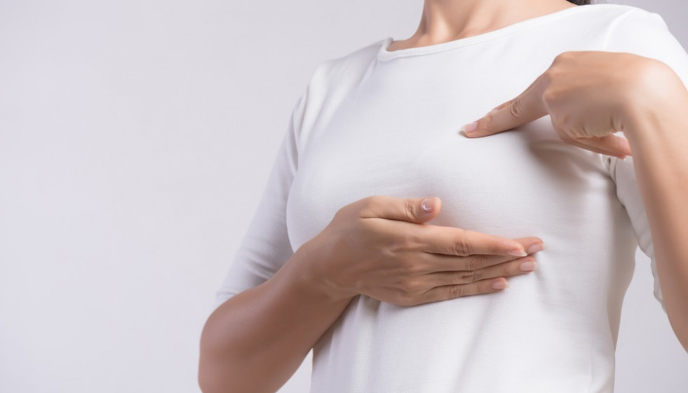 Archivo - Los profesionales de la Unidad de Mama del Hospital la Luz han rendido homenaje a las pacientes