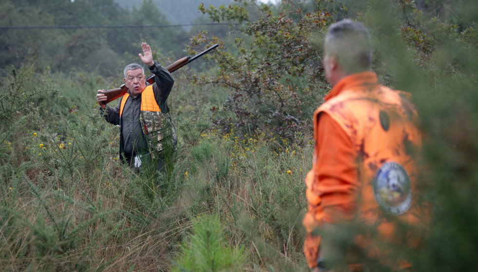 Archivo - Varios hombres cazan durante el arranque de la temporada de caza en Galicia, a 15 de octubre de 2023, en Vilalba, Lugo, Galicia (España).