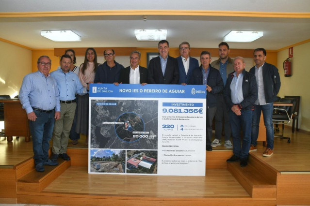 El conselleiro de Educación, Román Rodríguez, en una visita a Pereiro de Aguiar (Ourense), a 18 de octubre de 2025.