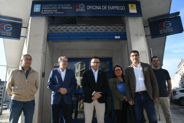 El conselleiro de Emprego, Comercio e Emigración, José González, en la oficina de empleo de O Carballiño
