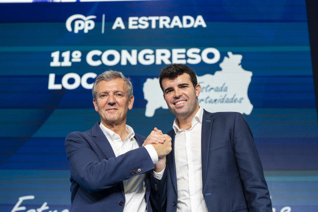 El líder del PPdeG, Alfonso Rueda, junto al nuevo presidente del PP de A Estrada (Pontevedra), Gonzalo Louzao, tras su nombramiento, a 19 de octubre de 2025.