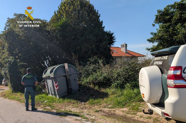 Investigan a una vecina de Cangas (Pontevedra) por maltrato animal, tras la aparición de dos cachorros de gato en un contenedor de basura.
