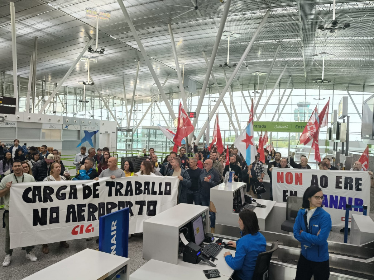 Trabajadores de Ryanair protestan en el Aeropuerto de Santiago contra el ERE presentado por la compañía aérea