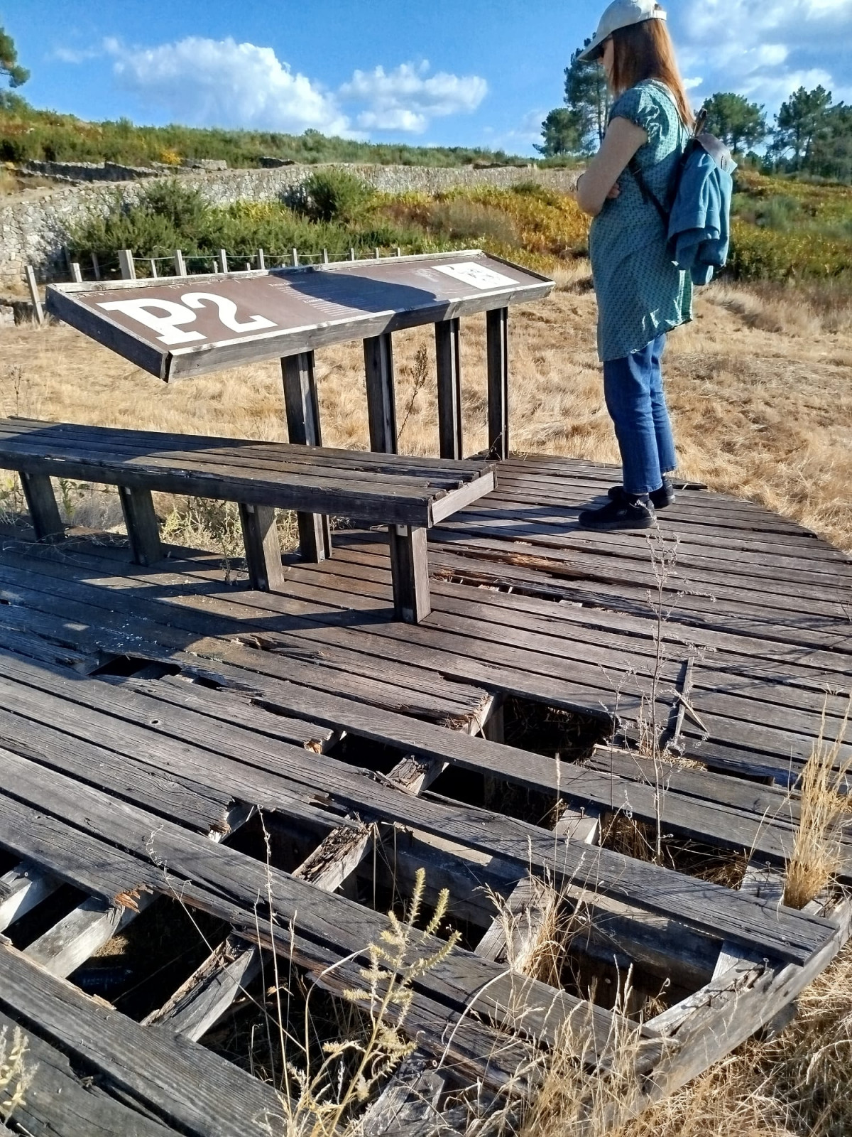 Pasarela semiderruu00edda en el Castro de San Cibru00e1n das Las