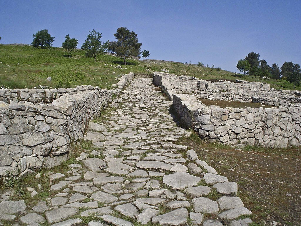Calle empedrada en el castro
