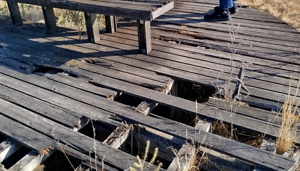 Portada asarela semiderruída en el Castro de San Cibrán das Las