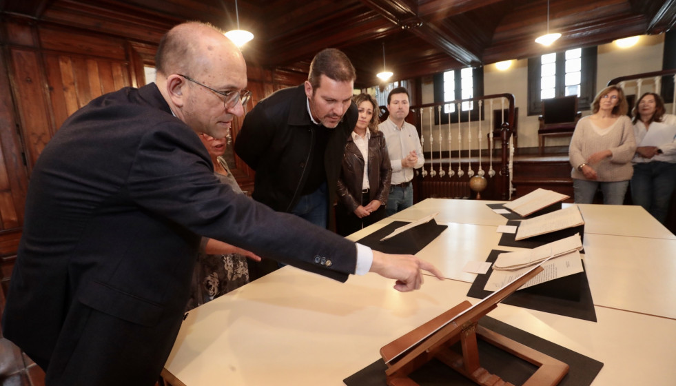 El conselleiro de Cultura, Lingua e Xuventude, José López Campos, durante su visita al Arquivo Histórico Provincial de Pontevedra.