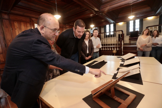El conselleiro de Cultura, Lingua e Xuventude, José López Campos, durante su visita al Arquivo Histórico Provincial de Pontevedra.