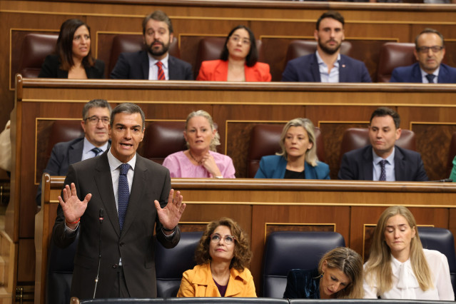 El presidente del Gobierno, Pedro Sánchez, durante una sesión de control al Gobierno, en el Congreso, a 15 de octubre de 2025, en Madrid (España). Sumar, Bildu y el BNG secundan la convocatoria de paros y huelga convocada en apoyo a Gaza con las ausencias