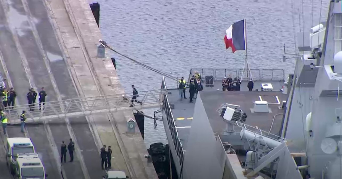La Policía al pie de la fragata francesa F712 en una imagen de la TVG