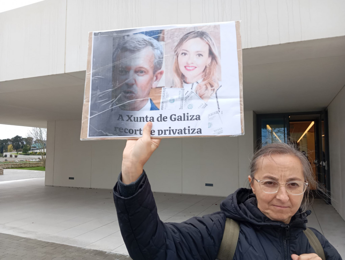 Una protesta de CIG por el conflicto de residencias con un cartel de Fabiola Garcu00eda