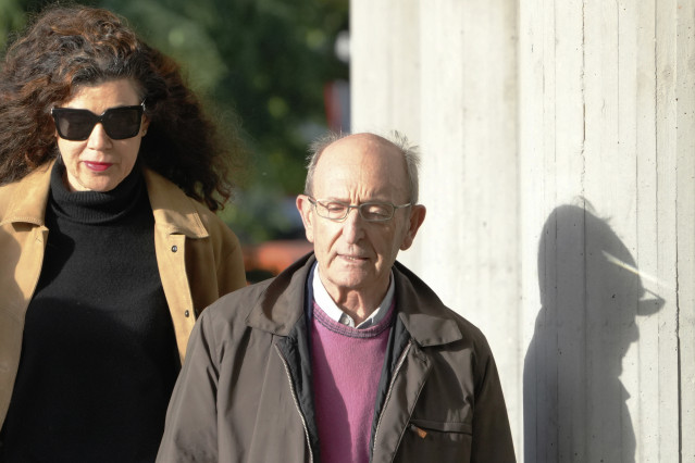 Archivo - El exdirector de El Corrre Gallego José Manuel Rey Novoa (d), a su llegada al Juzgado de Instrucción Número 1 de Santiago, 15 de mayo de 2025, en Santiago de Compostela, A Coruña, Galicia (España).