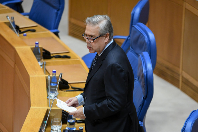 El conselleiro de Sanidade, Antonio Gómez Caamaño, responde a una pregunta parlamentaria.