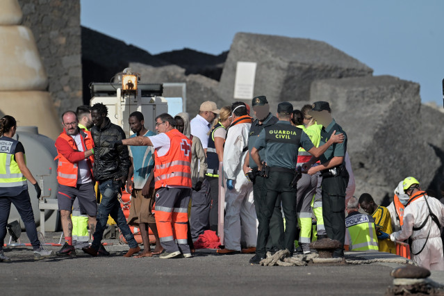 Archivo - Efectivos de emergencias atienden a personas en el Muelle de la Restinga, El Hierro, Canarias