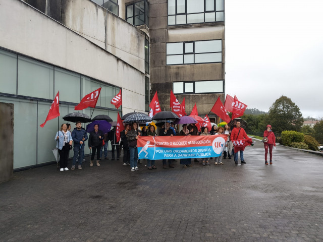 Representantes de la CIG-Saúde se han concentrado este miércoles ante la Consellería de Sanidade.