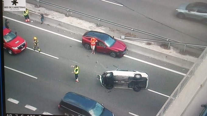 EuropaPress 6852547 coche volcado ap 7 corta dos carriles gelida barcelona direccion sur