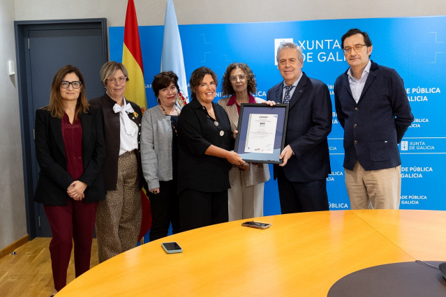 El conselleiro de Sanidade, Antonio Gómez Caamaño, recoge la certificación AENOR