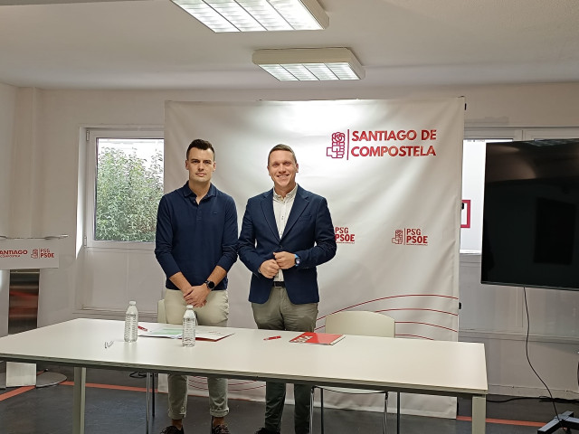 El diputado y secretario xeral del PSdeG-Santiago, Aitor Bouza, y el secretario de sanidad y politica social de la ejecutiva local, Brais Botana, en rueda de prensa