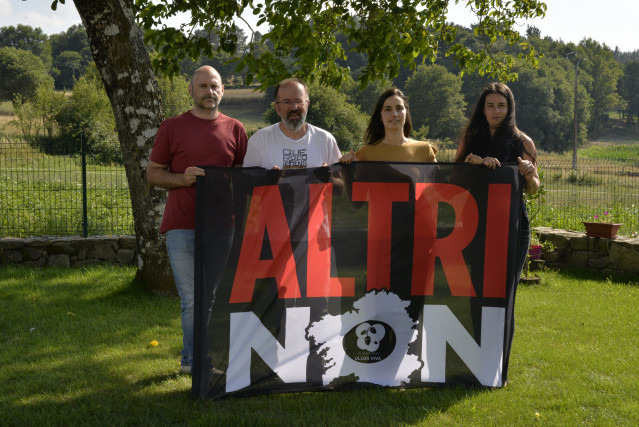 Las portavoces y los directivos de la Plataforma Ulloa Viva.