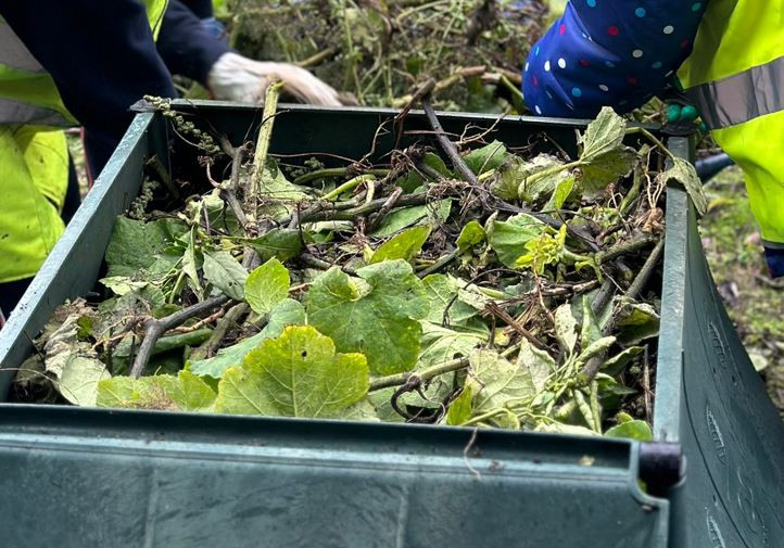 Uno de los compostadores repartidos por SOGAMA