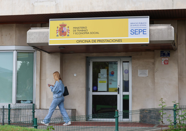 Archivo - Una mujer al lado de una oficina del SEPE, a 1 de octubre de 2024, en Madrid (España). El número de parados registrados en las oficinas de los servicios públicos de empleo subió en 3.164 personas en septiembre en relación al mes anterior (+0,1%)