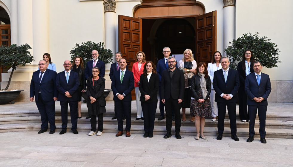 La ministra de Sanidad, Mónica García (c), y el consejero de Sanidad de Aragón, José Luis Bancalero Flores (4i), asisten al pleno del Consejo Interterritorial del Sistema Nacional de Salud (CISNS)