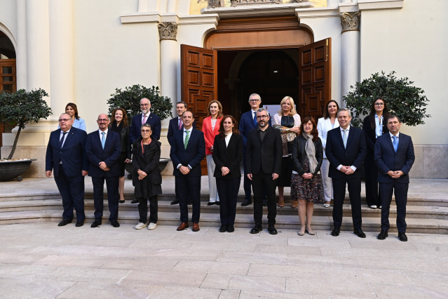 La ministra de Sanidad, Mónica García (c), y el consejero de Sanidad de Aragón, José Luis Bancalero Flores (4i), asisten al pleno del Consejo Interterritorial del Sistema Nacional de Salud (CISNS), en la sede de la Diputación General de Aragón, a 24 de oc
