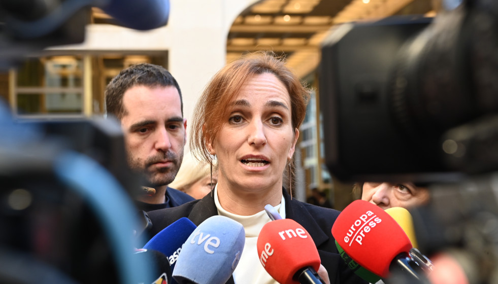 La ministra de Sanidad, Mónica García, atiende a los medios de comunicación al término del pleno del Consejo Interterritorial del Sistema Nacional de Salud (CISNS)