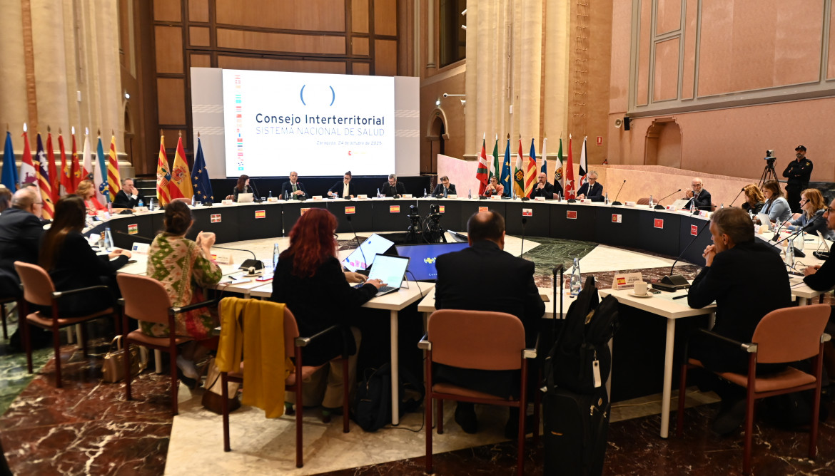 La ministra de Sanidad, Mónica García (c), interviene en el pleno del Consejo Interterritorial del Sistema Nacional de Salud (CISNS), en la sede de la Diputación General de Aragón.