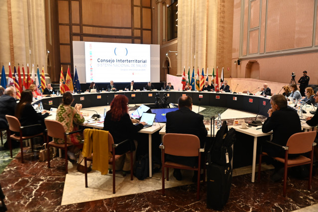 La ministra de Sanidad, Mónica García (c), interviene en el pleno del Consejo Interterritorial del Sistema Nacional de Salud (CISNS), en la sede de la Diputación General de Aragón.