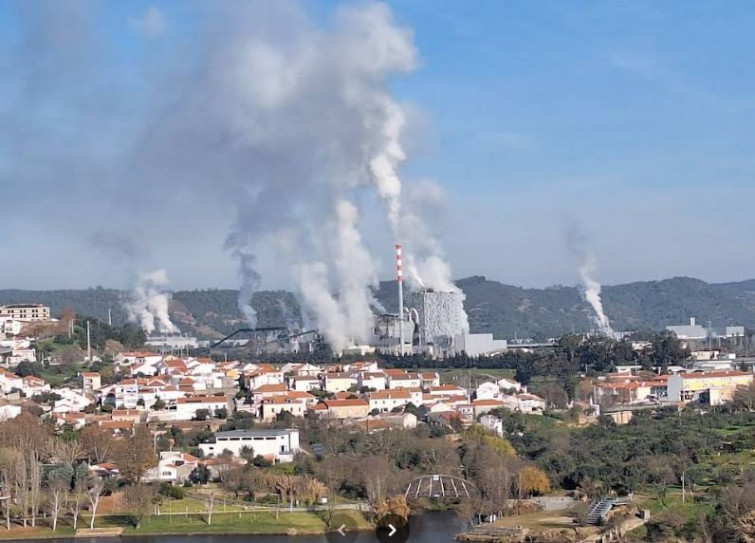 Altri, encallada en Galicia, advierte que invierte en fibras textiles en Portugal