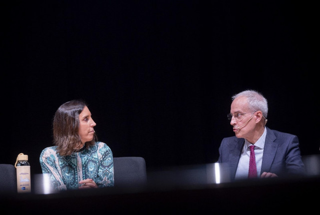 El secretario de Estado de Hacienda, Jesús Gascón, y la presidenta de la Asociación de Inspectores del Estado, Ana de la Herrán, en el Congreso del colectivo en Salamanca.