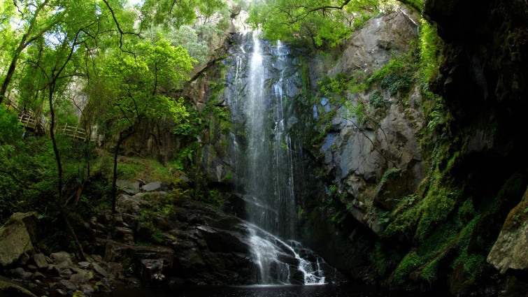 Ingresado en estado grave el hombre rescatado tras caer en la cascada de Augacaída, en Pantón