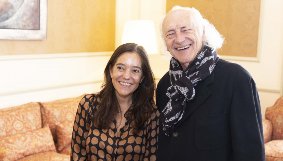 La alcaldesa de A Coruña, Inés Rey, con Amancio Prada