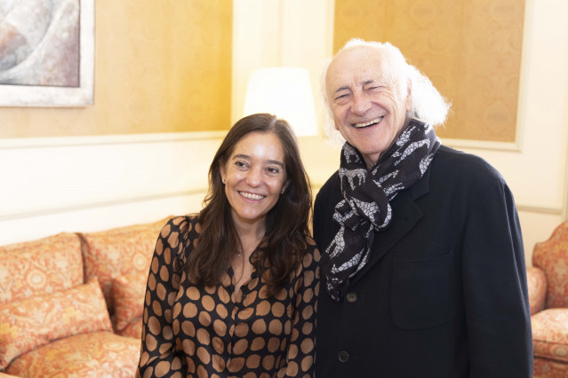 La alcaldesa de A Coruña, Inés Rey, con Amancio Prada