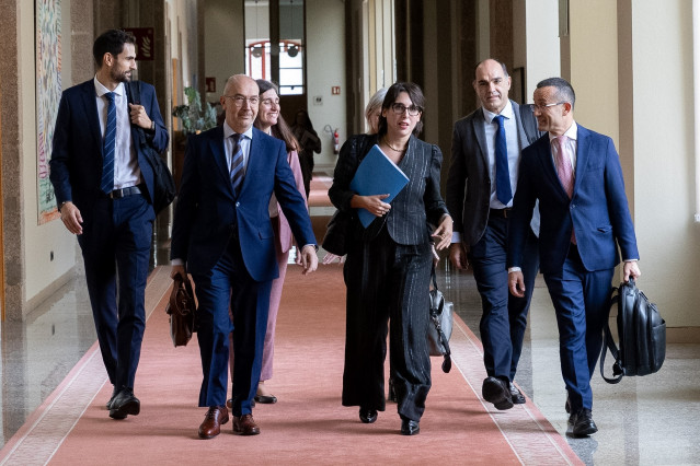 La conselleira de Economía e Industria, María Jesús Lorenzana, junto con miembros de su Consellería en el Parlamento de Galicia.