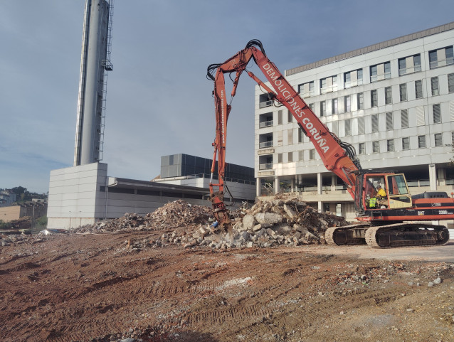 La Xunta completa la demolición del Hotel de Pacientes del CHUAC.