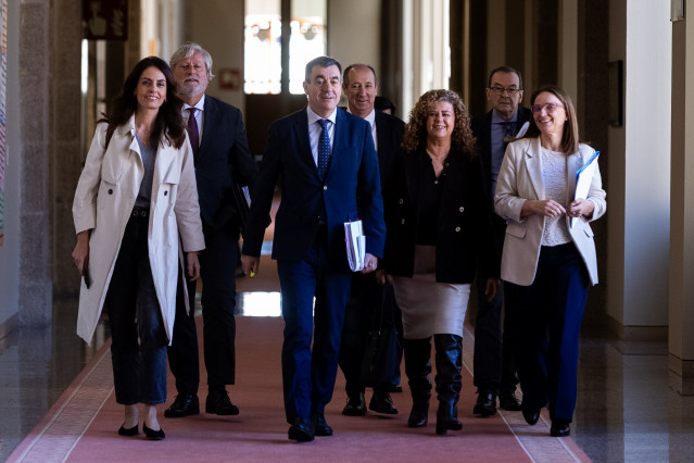 El conselleiro de Educación, Román Rodríguez, y su equipo