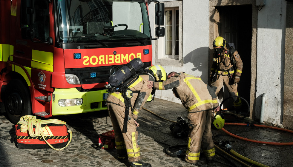 Archivo - Varios bomberos apagan un incendio en una vivienda de la rúa do Medio de Santiago de Compostela, a 22 de agosto de 2022, en Santiago de Compostela, A Coruña, Galicia (España). El incendio