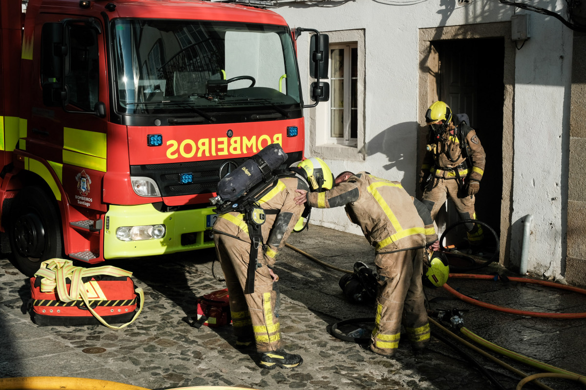 Archivo - Varios bomberos apagan un incendio en una vivienda de la rúa do Medio de Santiago de Compostela, a 22 de agosto de 2022, en Santiago de Compostela, A Coruña, Galicia (España). El incendio