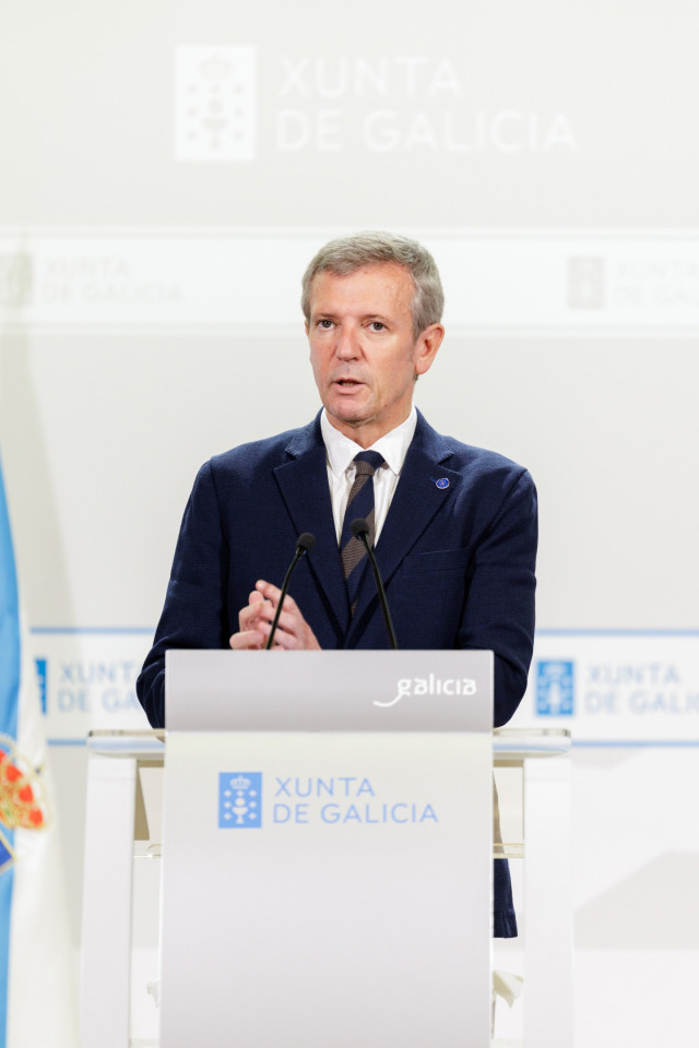 O titular do Executivo galego, Alfonso Rueda, acompañado do conselleiro de Presidencia, Diego Calvo, na rolda de prensa posterior á reunión do Consello da Xunta. Sala do Consello, 27/10/25.