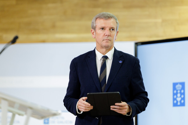 O titular do Executivo galego, Alfonso Rueda, acompañado do conselleiro de Presidencia, Diego Calvo, na rolda de prensa posterior á reunión do Consello da Xunta. Sala do Consello, 27/10/25.