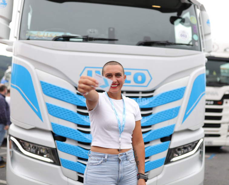 Adiós a ‘Coco Trucker Girl’: Fallece Oti Cabadas, la camionera de Fornelos que rompió moldes en el transporte