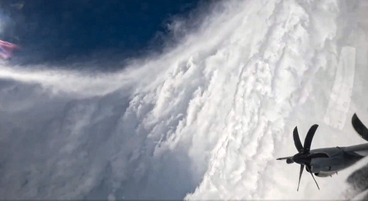 Un aviu00f3n de la fuerza au00e9rea de Estados Unidos logru00f3 volar en el interior del nu00facleo del huracu00e1n Melissa