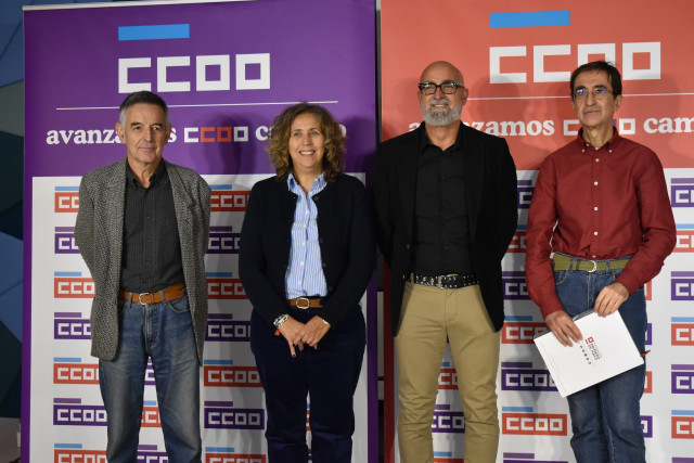 De izquierda a derecha, Carlos Camarero, Amelia Pérez (S. X. De CCOO), Armando Iglesias (secretario de Transicións de CCOO) y Pablo Moros. Carlos y  Pablo son de la Fundación 1.º de Mayo.