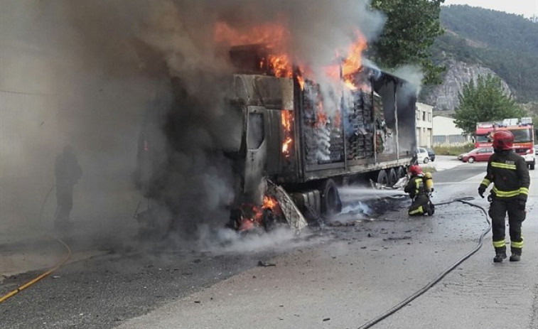 ​Arde un camión en Oza-Cesuras que transportaba 600 quilos de coiro