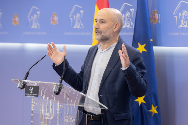 Archivo - El diputado del BNG Néstor Rego durante una rueda de prensa anterior a la Junta de Portavoces, en el Congreso de los Diputados, a 23 de septiembre de 2025, en Madrid (España).