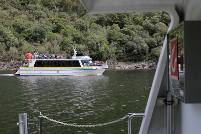 Archivo - Un catamarán navega por los cañones del río Sil durante el trayecto por la Ribeira Sacra, a 28 de abril de 2023, en Monforte de Lemos, Lugo, Galicia (España).